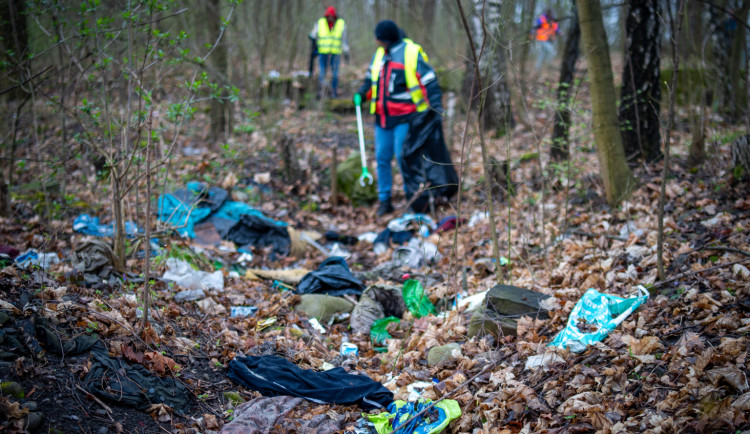 Bezdomovci opět uklízí Frýdek-Místek. Letos nasbírali už 150 pytlů odpadu