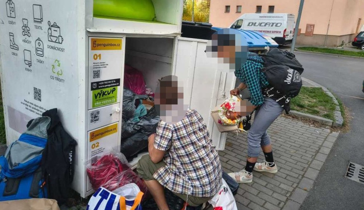 Dvojice zlodějů se vlámala do sběrného kontejneru na textil