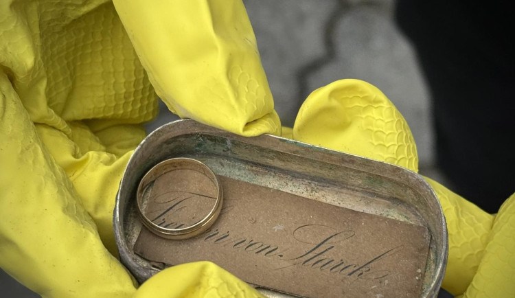 Exhumace ostatků barona přinesla nečekaný objev. Předměty, které odolaly i vykradačům hrobů