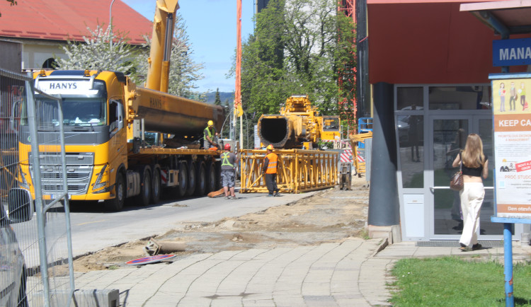 Jiráskova ulice je uzavřená. Demontují se jeřáby, které stavěly Horáckou arénu