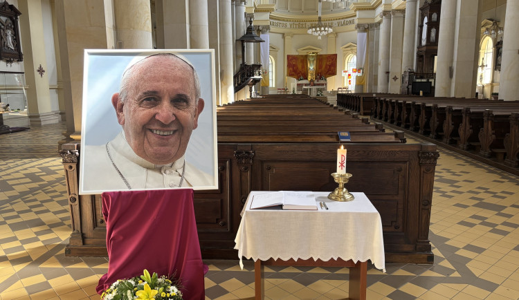 Z katedrály pietním místem. Ostravští kněží odslouží mši za papeže Františka