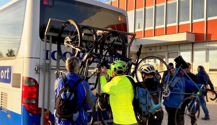 Zaměstnanci elektrárny v Dukovanech jezdí do práce cyklobusem. Je stále oblíbenější