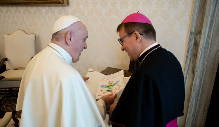 Plzeň vzpomíná na papeže Františka, kromě piva dostal dříve i obrázky od dětských pacientů