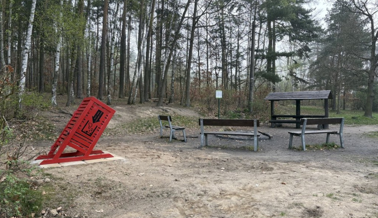 U veřejných ohnišť se objevily červené uhláky, inspirace přišla z daleké Kanady