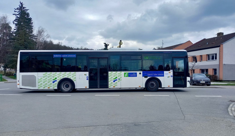 Tři týdny nového dopravce na Jihlavsku. Co ukázala anketa mezi čtenáři Drbny?