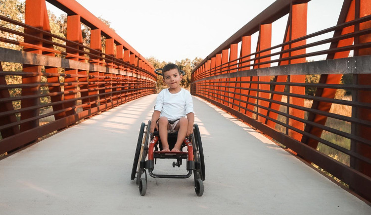 Honzík z Brna sjel na odrážedle do jezírka a topil se. Léčba rodinu stojí miliony