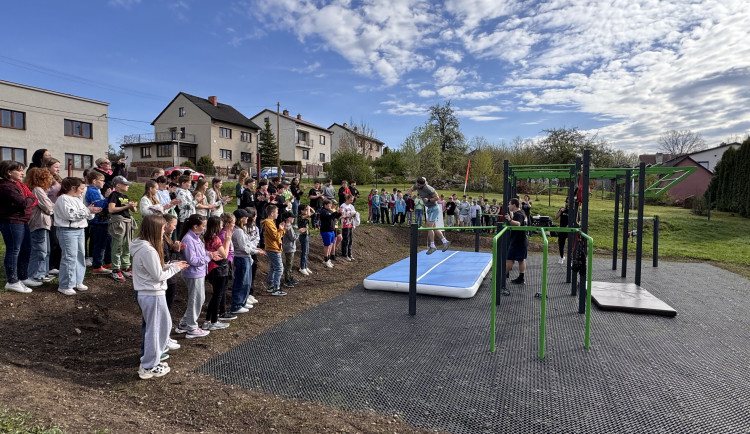 FOTO: Nová radost v Batelově. Děti s profesionály otevřely workoutové hřiště