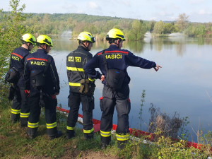 Zamoření vody u Hustopečí nad Bečvou ustupuje. Stav nebezpečí platí do konce května
