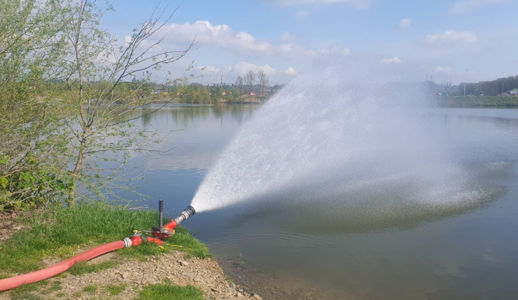 Zamoření vody u Hustopečí nad Bečvou ustupuje. Stav nebezpečí platí do konce května
