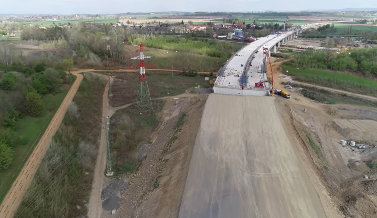 VIDEO: Estakáda u Přerova je ze dvou třetin hotová, D1 se otevře před Vánocemi