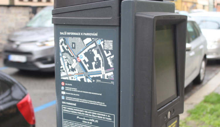 Parkování v Jihlavě VII: Před gymnáziem a kinem Dukla nyní platí nová pravidla