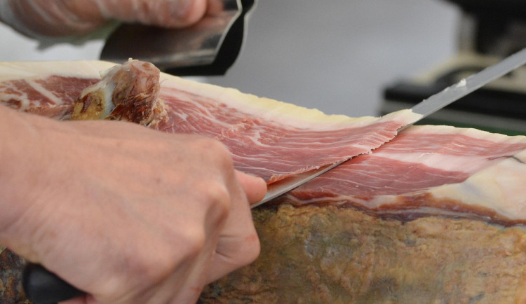 Z lednice padesátníka zmizelo šedesát kilo uzenin. Zloděj přibral i zeleninu