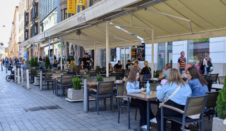 V Brně začala sezóna restauračních zahrádek. V centru jsou jich čtyři stovky