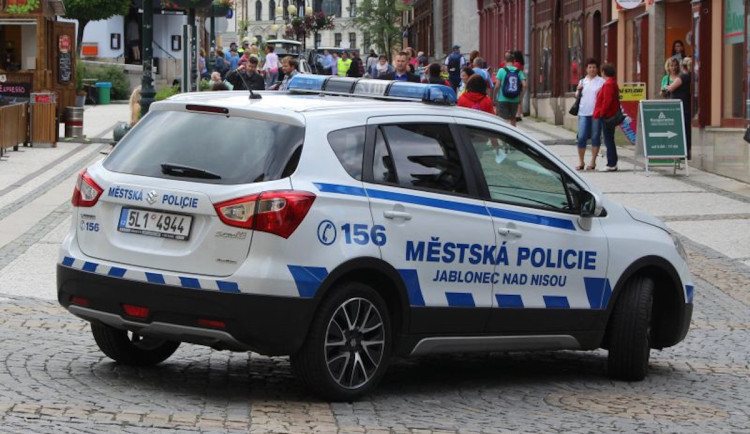 Na oslavě se z legrace spoutali, jenže nenašli klíč. Přijet museli hasiči