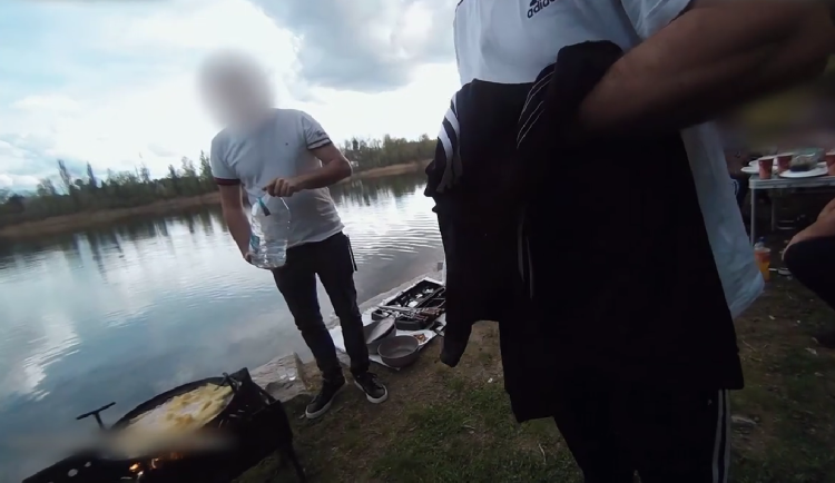 VIDEO: Lidé i přes zákaz rozdělávají ohně, kde nemají. Začaly padat pokuty