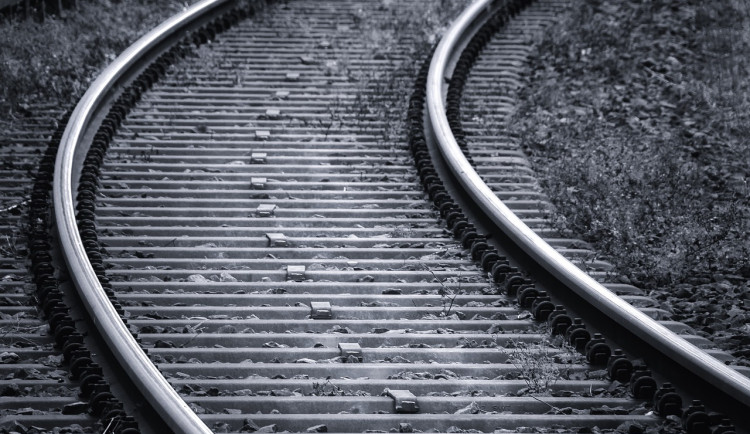 Trojice mladíků hazardovala se životem. Z Brna vyjeli na spřáhle vlaku