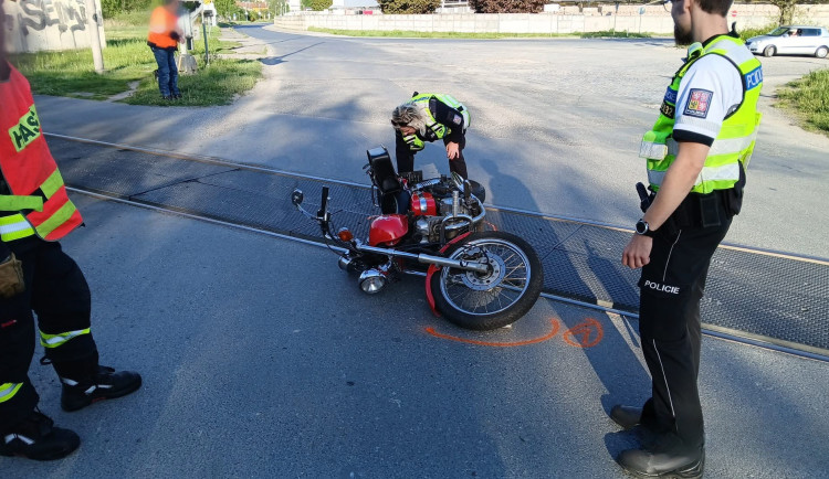 Motorkář narazil na železničním přejezdu do závor. Zranil se na hlavě a na noze