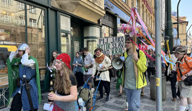 FOTOGALERIE: Hod obří sirkou a pivo na ex. Pochodem Prahou začal Studentský majáles