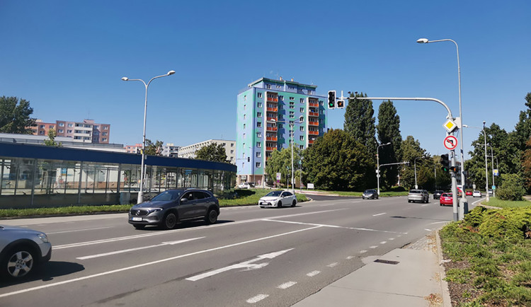 DUBEN 2025: Úmrtí dvou významných osobností, kamiony se vrátí na průtah Olomoucí