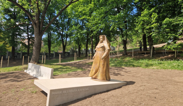 Park v brněnských Husovicích prošel obnovou. Má nové cesty i sochu své patronky