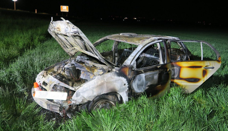 Cizinec vytáhl u Olomouce opilého mladého řidiče z hořícího auta, a zachránil mu tak život