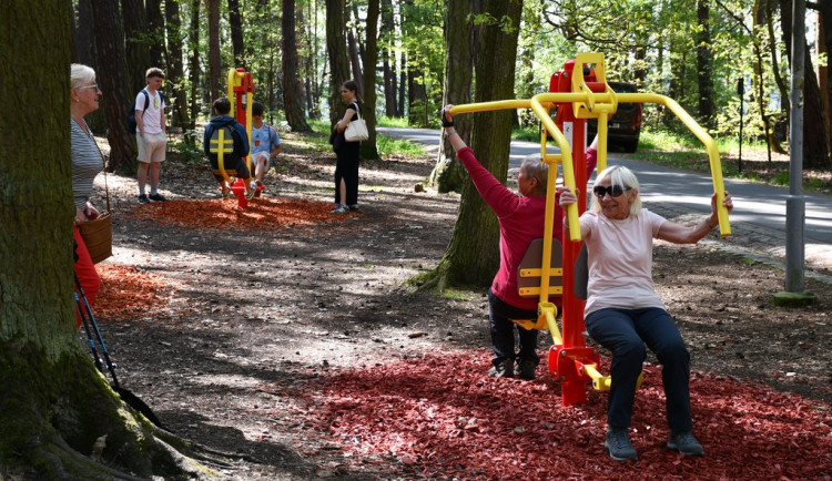 Na pláži u oblíbeného Boleváku vzniklo nové venkovní fitness hřiště