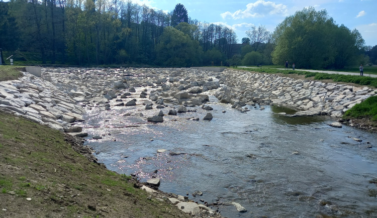 Na kraji Luk nad Jihlavou je balvanitý skluz, který umožní migraci ryb