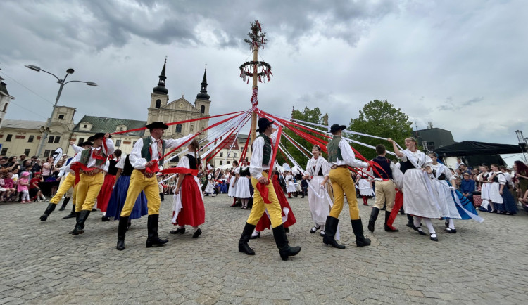 VIDEO: Májové slavnosti v Jihlavě. Podívejte se na letošní zaplétání máje