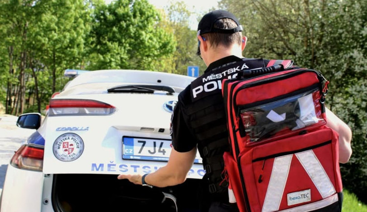 Epileptička v Jihlavě měla záchvat. Pomáhali jí strážníci i žena, co pracuje na JIP