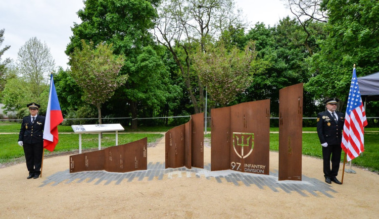 Plzeň slavnostně odhalila nový památník osvoboditelům. Ne všechny potěšil