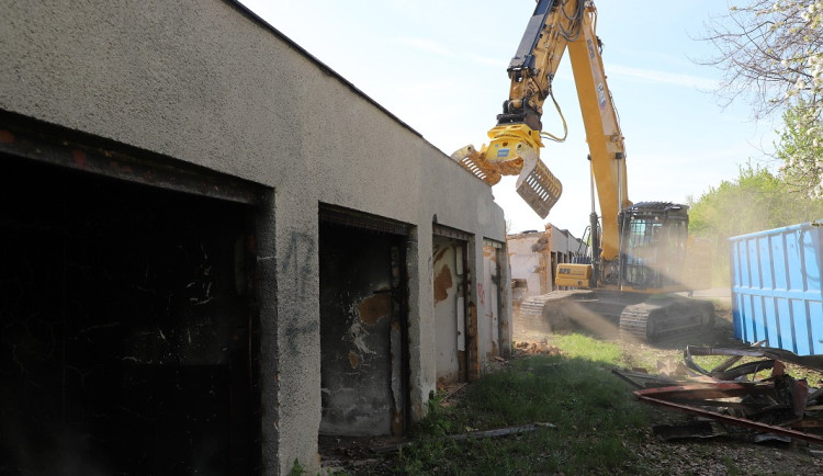 Konec noční můry s problémovými garážemi, hromadily se tam problémové existence a nepořádek