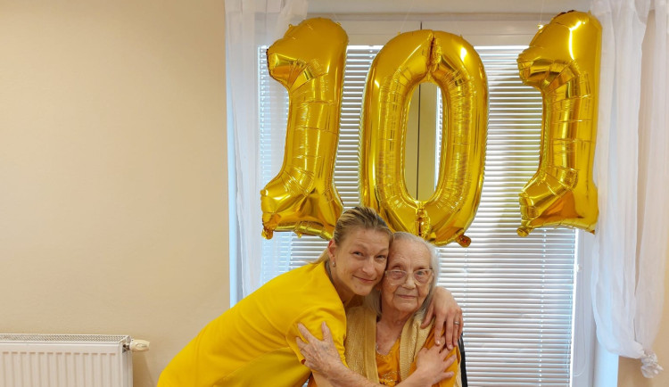 Stařenka oslavila v olomouckém domově 101 let. Stále cvičí a věnuje se rukodělné práci