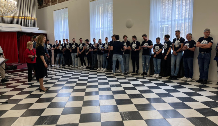 VIDEO: Zástupci Brna poděkovali hokejistům Komety. Každému darovali zlatý dukát