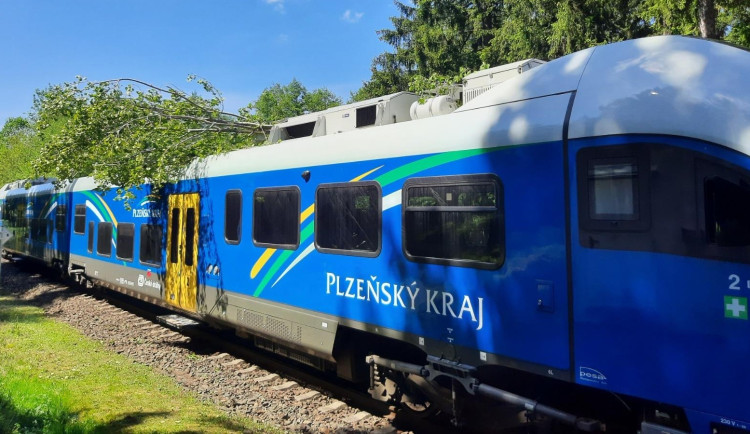 Ulomený strom se zřítil na střechu jedoucího vlaku a ochromil provoz na šumavské trati