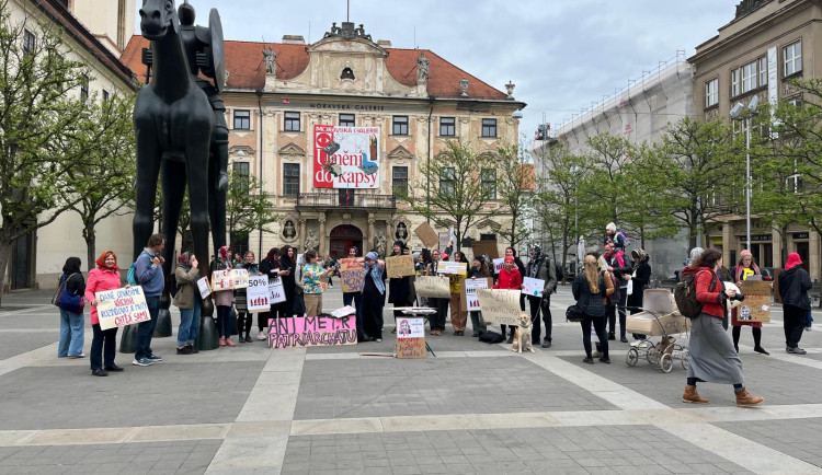Jihomoravské uskupení upozorňuje na málo žen v politice. Rozešlou dopisy politikům