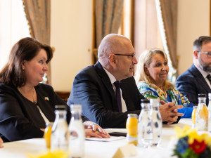 Filozofická fakulta UK bude spolupracovat s Ukrajinou, mimo jiné i v boji proti dezinformacím