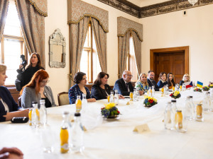 Filozofická fakulta UK bude spolupracovat s Ukrajinou, mimo jiné i v boji proti dezinformacím