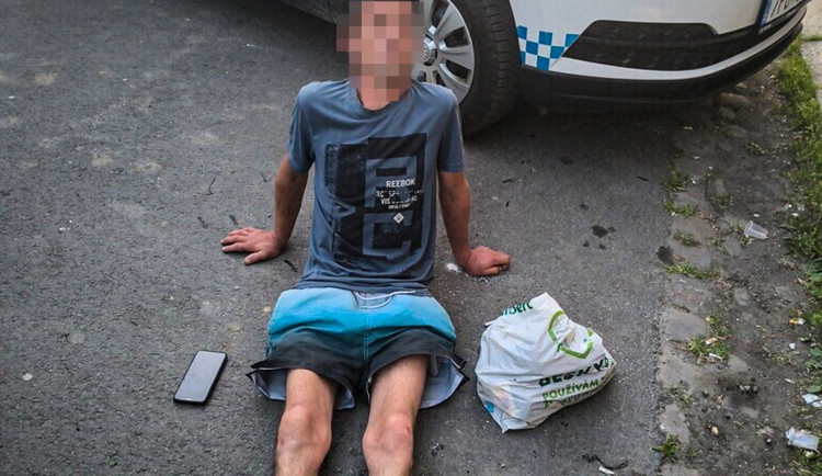 Silně opilý muž se plazil ulicí, pak napadl přivolané záchranáře