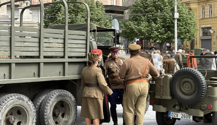 FOTO: Brno vzpomíná na konec války. Na náměstí Svobody parkují sovětské tanky