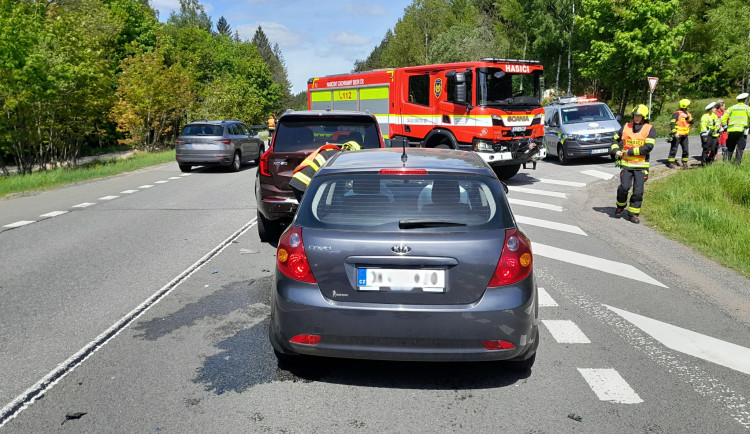 Při nehodě na silnici I/65 u odbočky na Dobrou vodu byli zraněni tři lidé