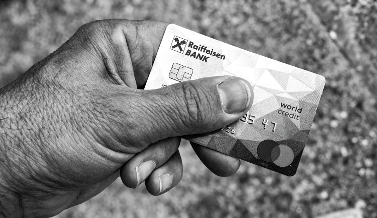 Pět výtečníků na ulici řešilo, jak zneužít cizí kartu. Hlídce tvrdili, že ji nemají