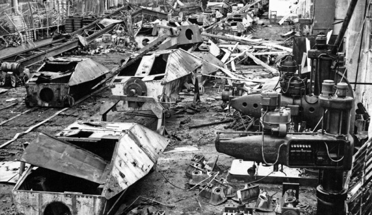 Na obnově Škodovky zničené náletem z 25. dubna 1945 se začalo pracovat hned po osvobození