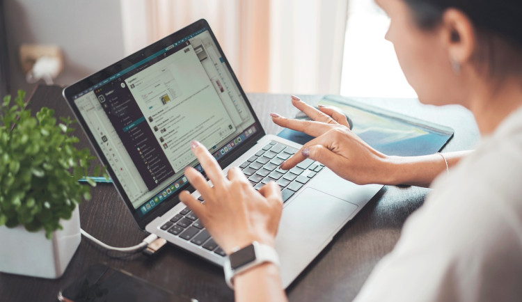 Konec píchaček? Průmysl se učí fungovat na dálku