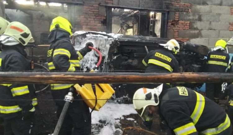 Na Třebíčsku hořela autodílna, škoda je téměř pět milionů. Příčinou je nedbalost