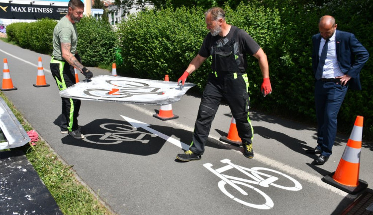 Startuje rozsáhlá obnova vodorovného dopravního značení na stezkách v Plzni