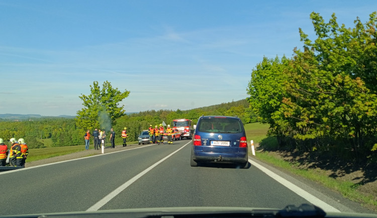 U Dětřichova havaroval při vzletu paraglidista, spadl z pěti metrů na silnici