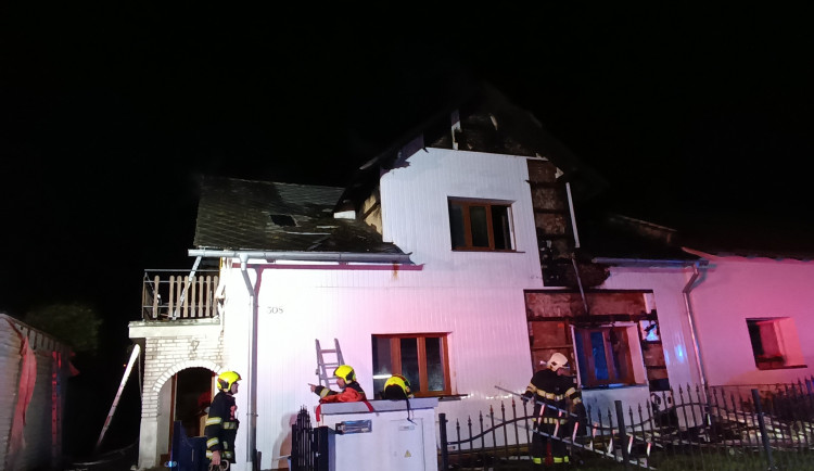 Rodinný dům zachvátily plameny, škoda jde do milionů