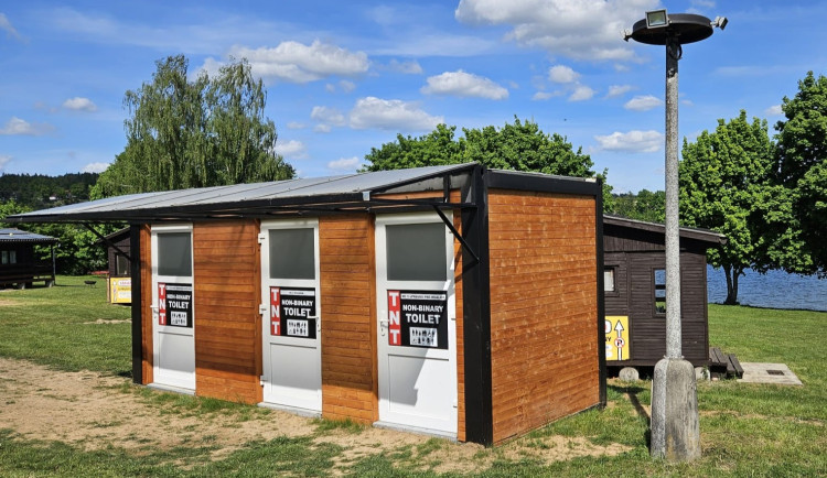 Nové nebinární toalety za půl milionu korun zřídil pro své klienty oblíbený kemp