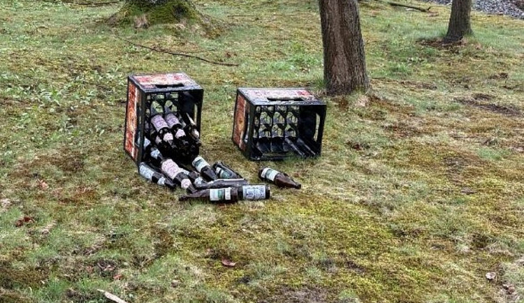 Dvě přepravky s pivem zkomplikovaly útěk z místa činu pachateli série vloupání