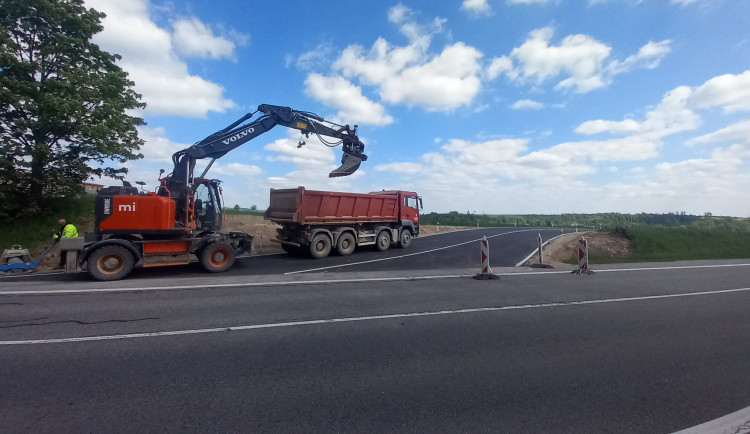 Náhradní silnice u Helenína je hotová, v úterý večer se po ní začne jezdit